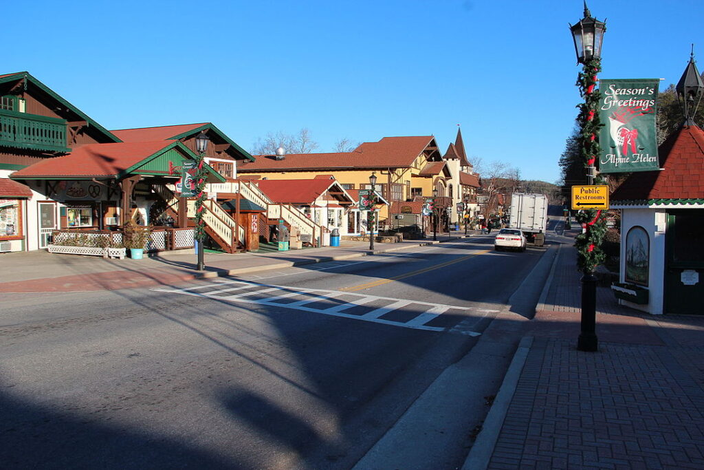 15 U.S. Towns Where Families Can Vacation Without Breaking the Bank